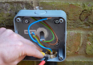 How to connect armoured cable to junction box